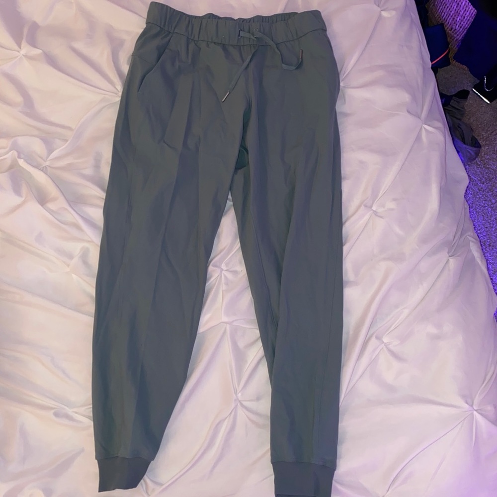 Lululemon joggers (never worn)